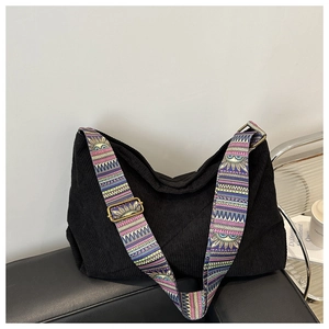 Grand sac cabas noir en velours côtelé avec large bandoulière tissée style bohème