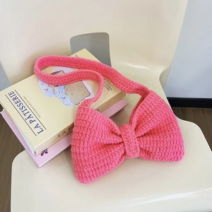 Sac à épaule en tricot rose en forme de nœud avec texture faite à la main