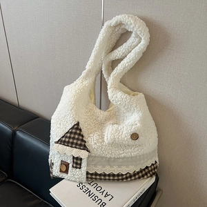 Sac cabas blanc en peluche avec patch maison à carreaux marron et dentelle femme