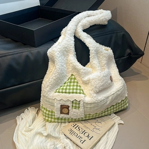 Sac fourre-tout en peluche blanche avec poche maison à carreaux verts et dentelle