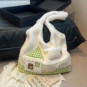 Sac fourre-tout blanc en polaire teddy avec écusson maison à carreaux verts et dentelle
