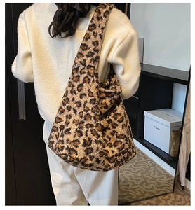Vue détaillée du grand sac à bandoulière en peluche léopard montrant la texture douce