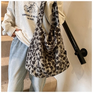 Détail d'un sac hobo en fausse fourrure léopard montrant la texture douce et le grand format