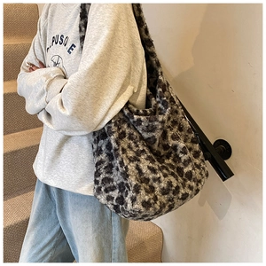 Sac hobo imprimé léopard en fausse fourrure douce porté à l'épaule pour l'automne