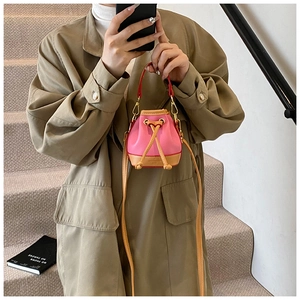 Détail du mini sac seau rose et marron avec cordon de serrage et poignée rouge