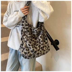 Détail du grand sac hobo léopard montrant la texture douce en fausse fourrure et la forme souple