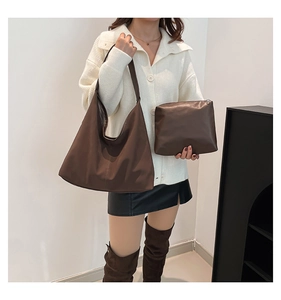 Vista dettagliata della borsa hobo marrone grande con set di pochette coordinata