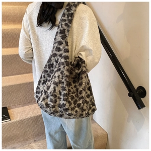 Détail de la texture léopard du sac fourre-tout porté avec une tenue décontractée