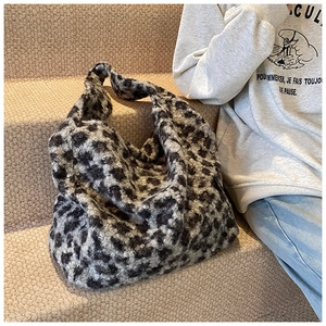 Gros plan du sac cabas en polaire léopard montrant la texture douce et le grand volume