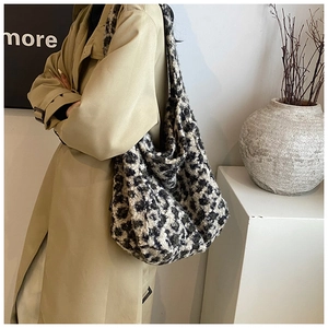 Sac hobo en fausse fourrure à imprimé léopard présenté dans un décor minimaliste chic