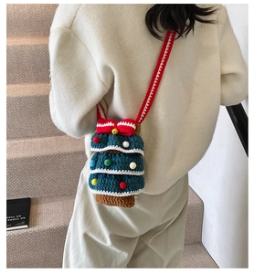 Sac bandoulière tricoté sapin de Noël avec pompons colorés et nœud décoratif