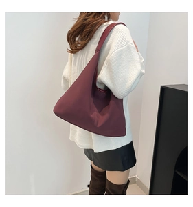 Borsa hobo bordeaux in pelle opaca indossata a spalla per mostrare stile e dimensioni