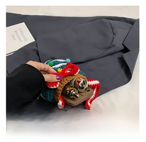 Détail montrant la capacité intérieure du sac sapin de Noël avec téléphone et rouge