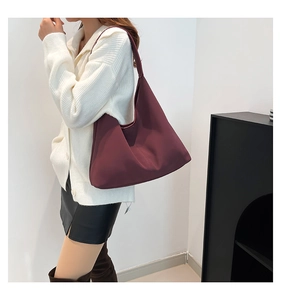 Borsa Hobo bordeaux indossata da una modella in materiale di alta qualità e tracolla larga