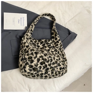Sac hobo chic en fausse fourrure à imprimé léopard avec large bandoulière souple