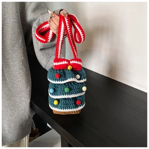 Détail du sac sapin de Noël au crochet avec pompons colorés et poignée à rayures