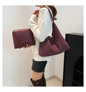 Set borsa hobo bordeaux e pochette coordinata indossata da una modella