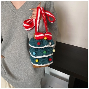 Détail du sac à bandoulière sapin de Noël tissé main avec pompons colorés et cloches