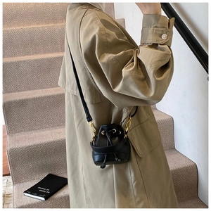 Mini sac seau noir en cuir grainé avec cordon de serrage et détails métalliques dorés