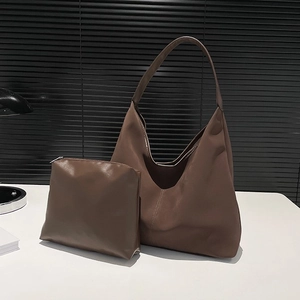 Borsa hobo minimalista marrone scuro in nylon con pochette interna coordinata