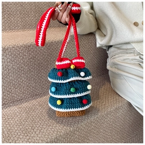 Détail du sac sapin de Noël au crochet fait main avec pompons colorés et nœud rouge