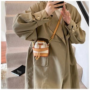 Mini sac seau blanc à cordon pour filles avec garniture en cuir marron et bords rouges