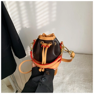 Mini sac seau mignon pour filles en cuir grainé marron avec détails dorés chic