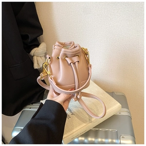 Mini sac seau rose en cuir grainé avec cordon de serrage et détails dorés pour filles