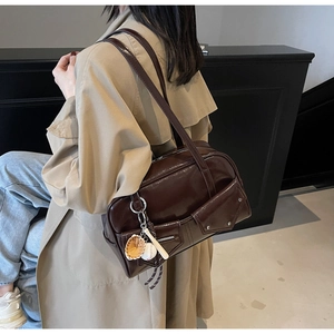 Détail du sac à main en cuir PU marron foncé brillant avec breloques de baseball rétro