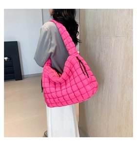 Detail van de roze gewatteerde shopper met vierkante stiksels en verstelbaar koord