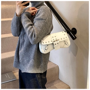Détail du sac à bandoulière Y2K en cuir PU blanc avec rivets argentés et boucles en métal