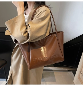 Dettaglio della borsa tote in pelle verniciata marrone con goffratura VVGONGZYD