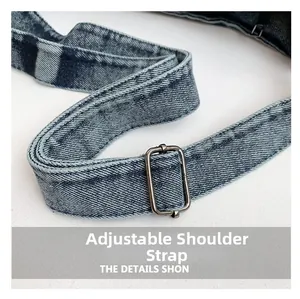 Détail de la bandoulière réglable en denim bleu avec boucle en métal robuste