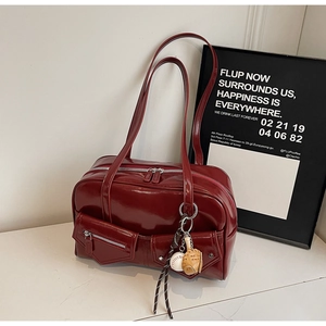 Sac à main tendance en cuir PU rouge foncé style Boston vintage avec breloque baseball
