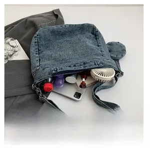 Sac bandoulière en denim bleu délavé avec grande capacité pour tablette et gourde