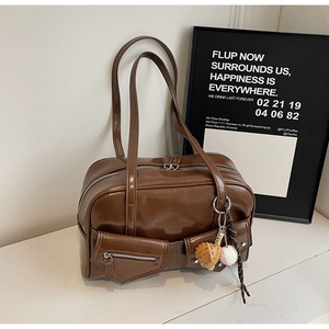 Grand sac cabas en similicuir marron brillant avec poches et breloque baseball