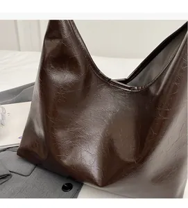 Détail du sac cabas en cuir froissé brillant avec doublure en tissu à chevrons