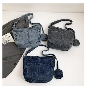 Détail de sacs bandoulière en denim vintage en bleu clair, gris anthracite et bleu foncé