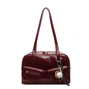 Sac Boston chic en cuir PU brillant bordeaux avec breloques de baseball tendance