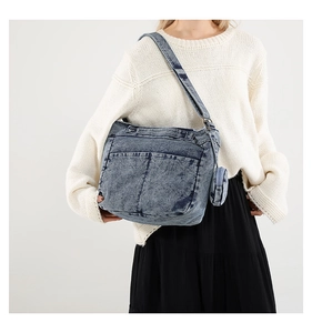 Détail du sac bandoulière en jean bleu délavé avec sa mini pochette ronde assortie