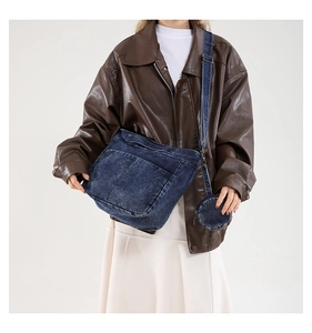 Détail du sac bandoulière en denim avec sangle réglable et petite pochette ronde