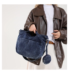 Vue détaillée du cabas en denim bleu marine avec petit porte-monnaie sur le mannequin