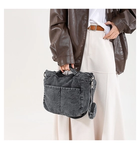Détail de la texture en denim délavé et des poches utilitaires symétriques