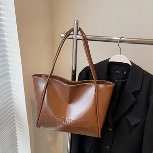 Borsa tote grande in pelle marrone con scritte VVGONGZYD in rilievo e tracolla lunga