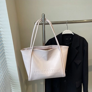 Borsa tote minimalista in pelle rosa chiaro con lettere a rilievo e tracolle sottili