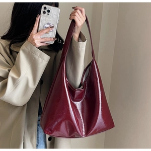Vue détaillée du grand sac hobo en cuir verni bordeaux pour femmes élégantes