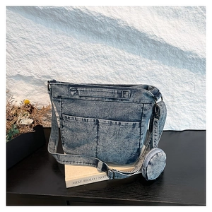 Sac bandoulière chic en jean bleu délavé avec un petit porte-monnaie rond attaché