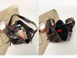 Détail du grand compartiment principal du sac besace rétro en cuir marron foncé