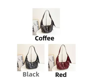 Trois sacs demi-lune vintage cloutés en marron, noir et rouge avec cuir mat