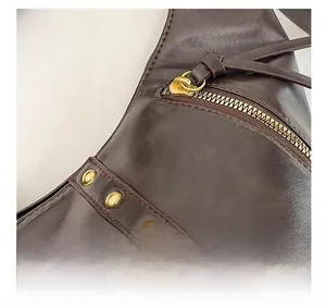 Détails du sac vintage en cuir marron avec fermeture éclair dorée et rivets